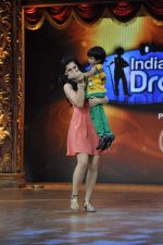 Tapsee Pannu on the sets of India_s Best Dramebaaz in Famous, Mumbai on 1st April 2013 (32).JPG